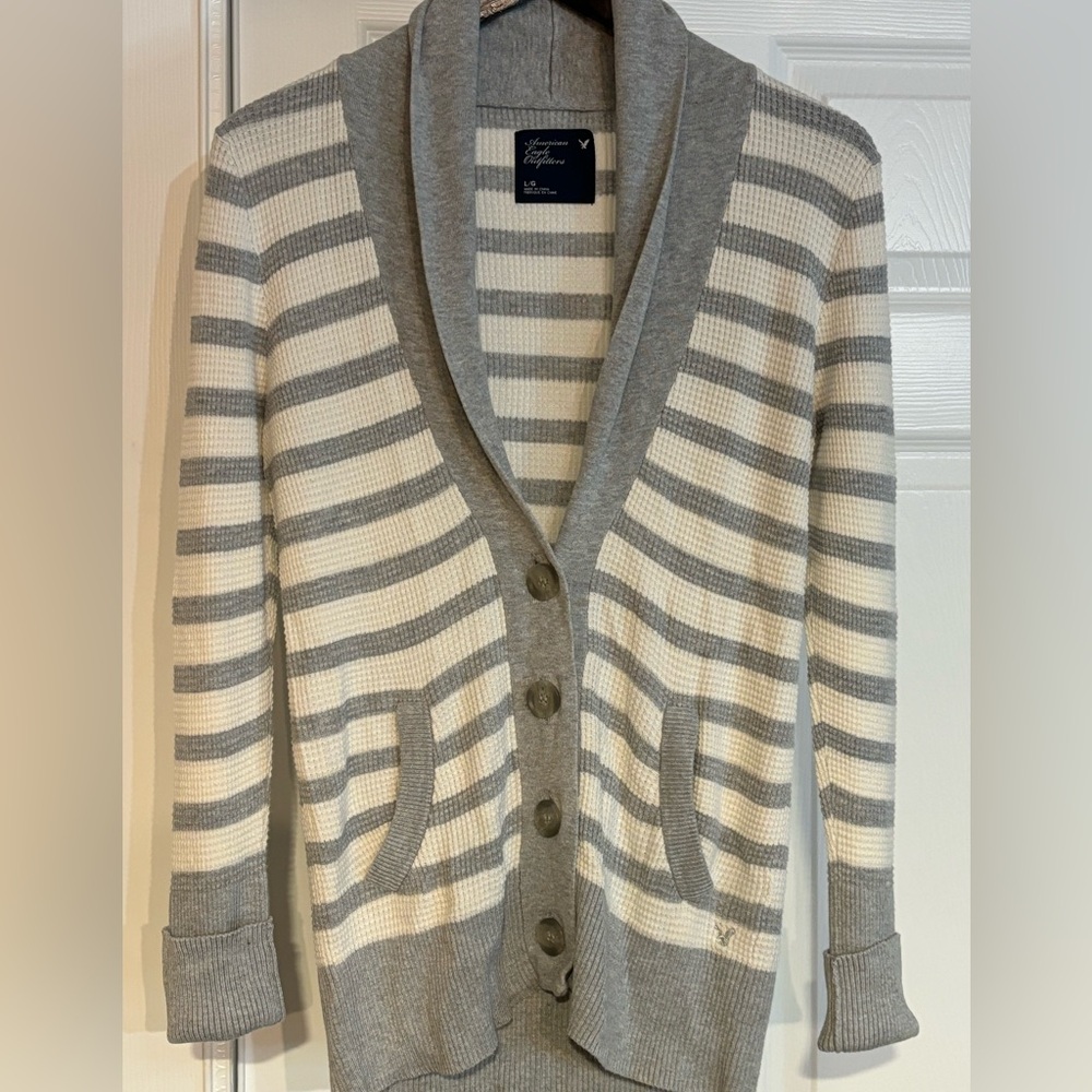 American Eagle Outfitters Jr size Lg gray and white waffle weave cardigan